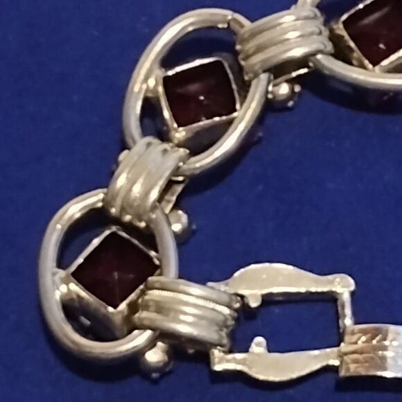 🎬Vintage Red Glass Square Cut Gold Tone Link Bracelet - Picture 12 of 13